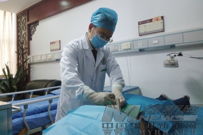 艾双春主任医师为患者做小针刀治疗